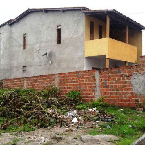 Mulher tem casa invadida e é morta na frente dos filhos em Coité