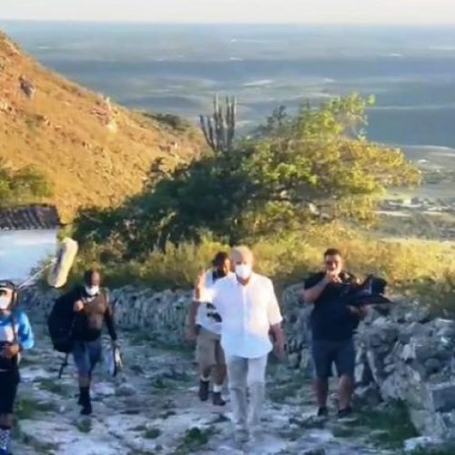 Ciro Gomes visita Monte Santo e grava vídeos em ponto religioso