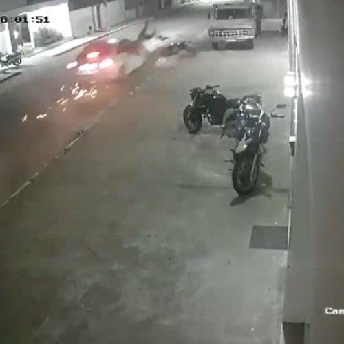 Vídeo – Carro em alta velocidade atinge moto por trás e arremessa condutor contra carroceria de caminhão