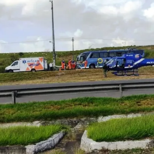 PM é baleado ao reagir a assalto em ônibus na BR-324; suspeito do crime e passageiro também foram atingidos por disparos