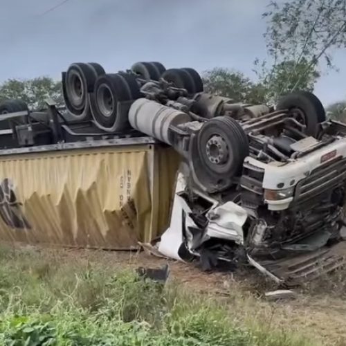 Carreta carregada com fios de sisal capota na BA-412 entre Retirolândia e Barreiros; motorista sofre ferimentos leves