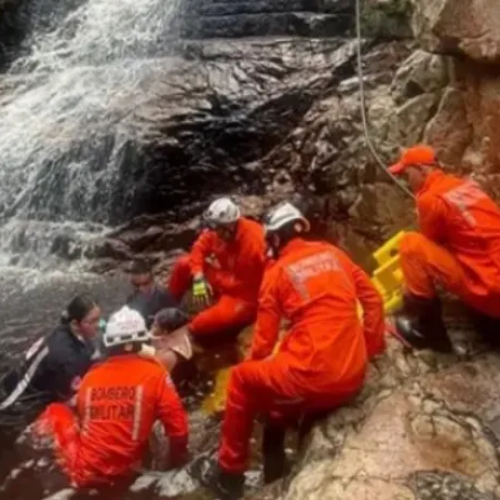 Adolescentes caem de altura de 10 metros em cachoeira de Jacobina