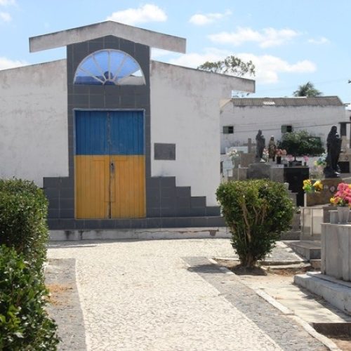Jovem é executado a tiros dentro do cemitério de Coité