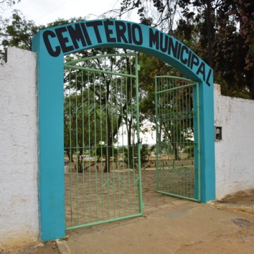 Sem vagas em cemitério, corpos são enterrados no meio da rua no sudoeste da Bahia