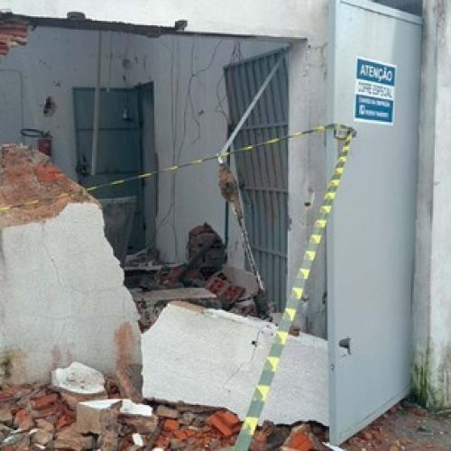 Grupo explode cofre de posto na BR-324 e espaço fica totalmente destruído