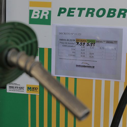Postos de combustíveis do DF exibem tabelas afixadas nas bombas mostrando os preços anteriores dos produtos