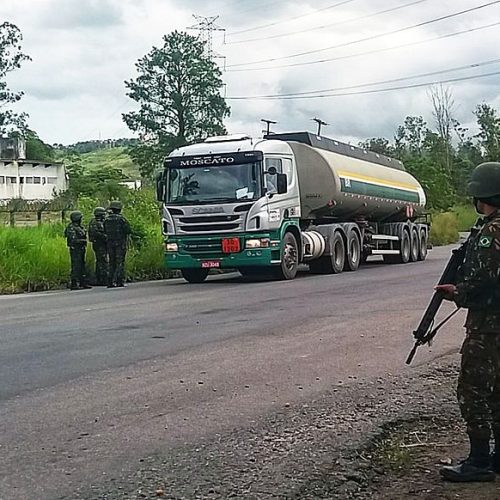 Exército escolta caminhões no acesso da Refinaria Landulpho Alves, na Bahia