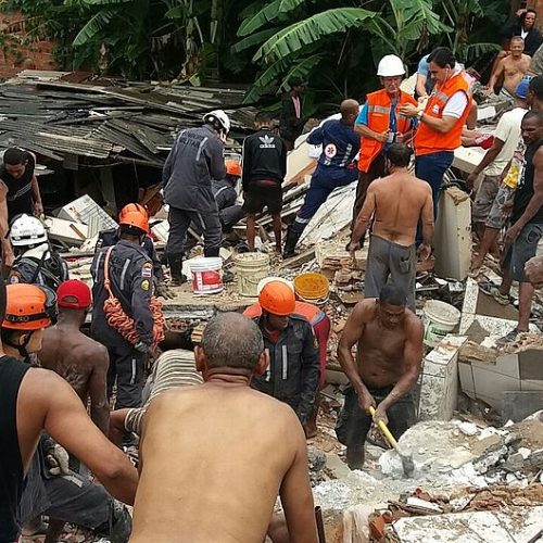 Salvador: Imóvel desaba e deixa vítimas soterradas após chuva forte em Pituaçu