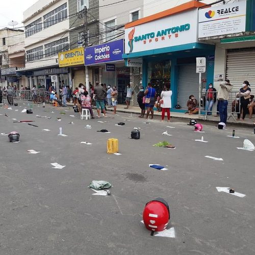 Em Santo Antônio de Jesus, moradores usam objetos para guardar lugar na fila