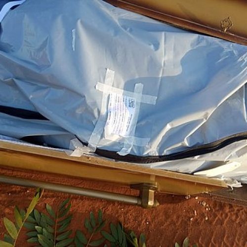 Caixão com corpo de risco biológico por covid é achado em estrada no interior da Bahia