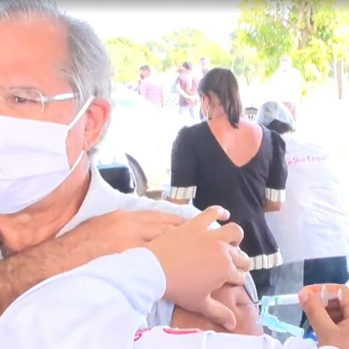 Guedes é vacinado contra covid-19 em Brasília, com primeira dose da Coronavac