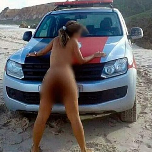 Mulher posa nua em viatura da PM da Paraíba e caso é investigado