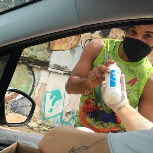 Amigos produzem sabão líquido para moradores de rua de Salvador