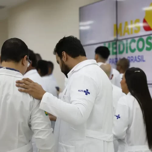 Governo lança bolsa permanência para estudantes de medicina do Mais Médicos
