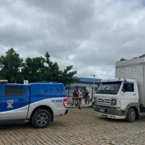 Caminhão-baú com 32 pessoas que saíram do Paraná é apreendido pela PM em Serrinha