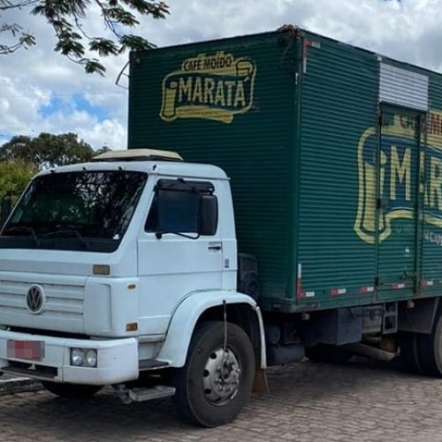 Polícia Civil recupera caminhão roubado com 14 toneladas de café em Rafael Jambeiro