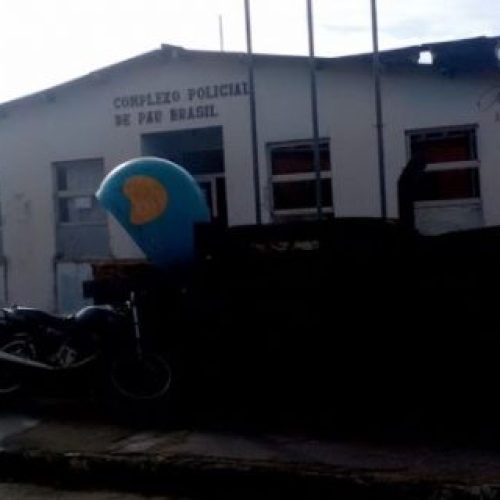 Homens invadem Delegacia, atiram em carcereiro e resgatam preso em interior baiano