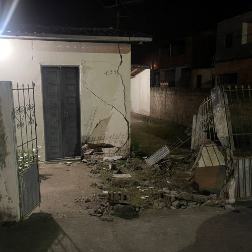 Carro invade casa de moradora e por pouco não causa tragédia em Riachão do Jacuípe