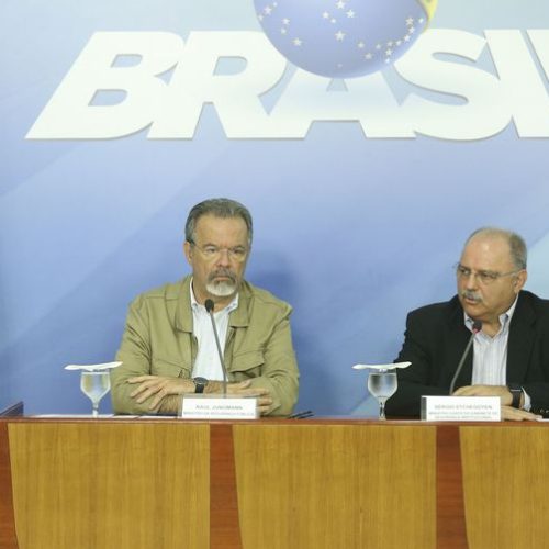 Os ministros da Segurança Pública, Raul Jungmann, e do Gabinete de Segurança Institucional, Sérgio Etchegoyen, durante entrevista após reunião do gabinete de monitoramento no Palácio do Planalto. 