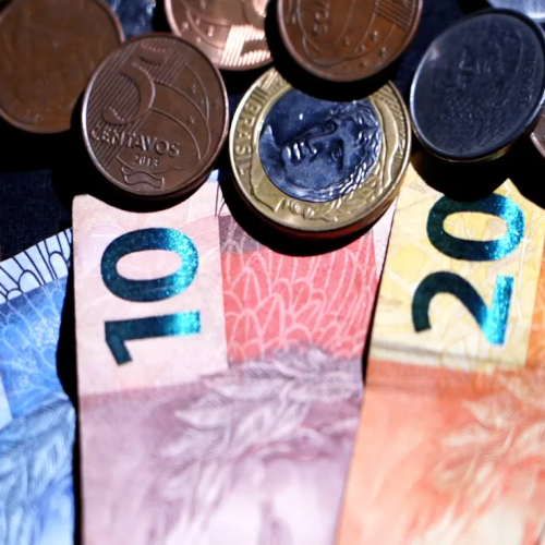 Lula confirma salário mínimo de R$ 1.320 a partir de maio e aumento da isenção de IR para R$ 2.640