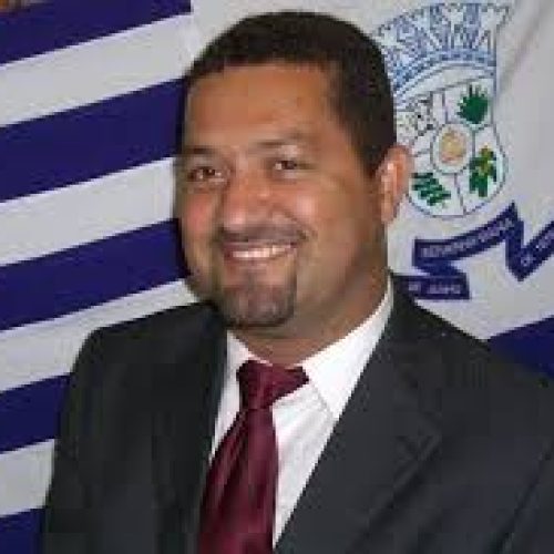 Justiça derruba decisão da Câmara de Serrinha e torna ex-prefeito Osni elegível