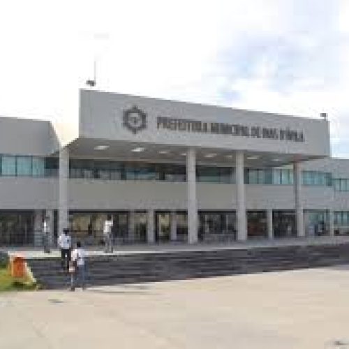 Dono de lava-jato tenta por fogo em próprio corpo dentro de prefeitura na BA; veja