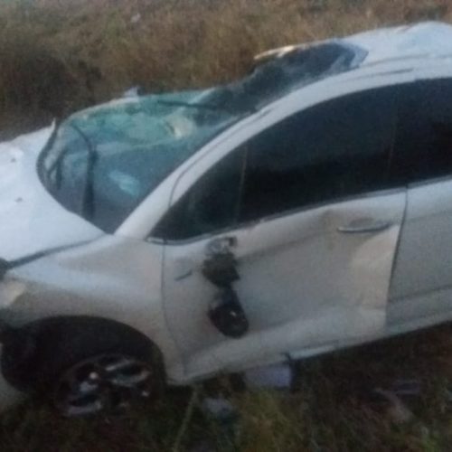 Veículo capota na BR 324 em Riachão do Jacuípe