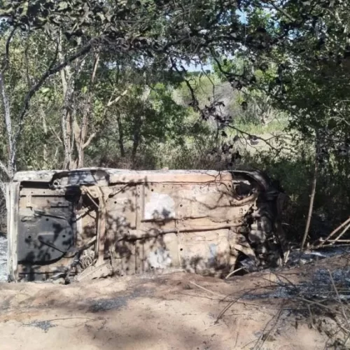 Carro envolvido no acidente que matou açougueiro é virado e incendiado
