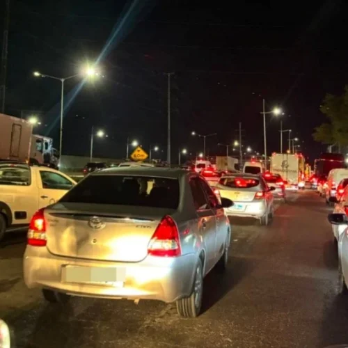 Interdição em trecho da BR-324 provoca longo congestionamento sentido Salvador-Feira