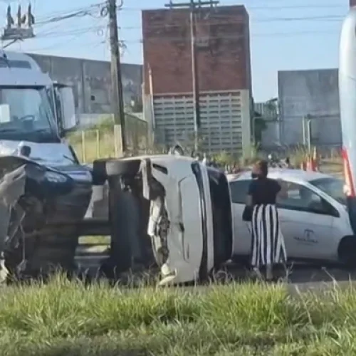 Cinco carros, um ônibus e uma carreta colidem na BR-324