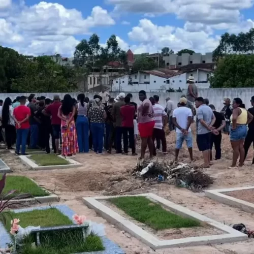 Três vítimas de acidente com 11 mortes na BR-101 são sepultadas sob forte comoção