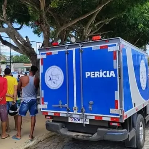 Jovem é assassinado enquanto aguardava início de partida de futebol