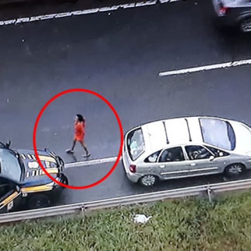 Mulher trafega pelo acostamento e é abordada por viatura da polícia rodoviária na BR-324