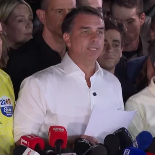 Flávio Bolsonaro diz que vai pedir anulação da eleição após derrota para Lula: ‘É impossível reconhecer’
