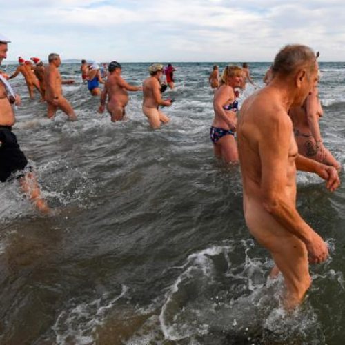 Banhistas ficam pelados na França para celebrar o Ano Novo