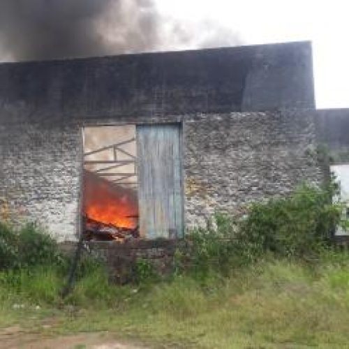 Galpão de material reciclável pega fogo na BA-120