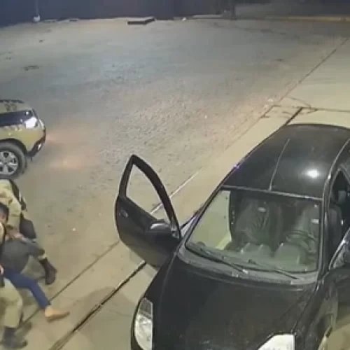 VÍDEO: Mulher sequestrada pelo ex salta de carro e pede socorro à PM