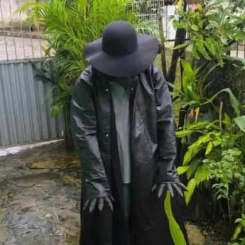 Homem que se fantasiava de ‘lobisomem’ para assustar moradores de cidade é preso