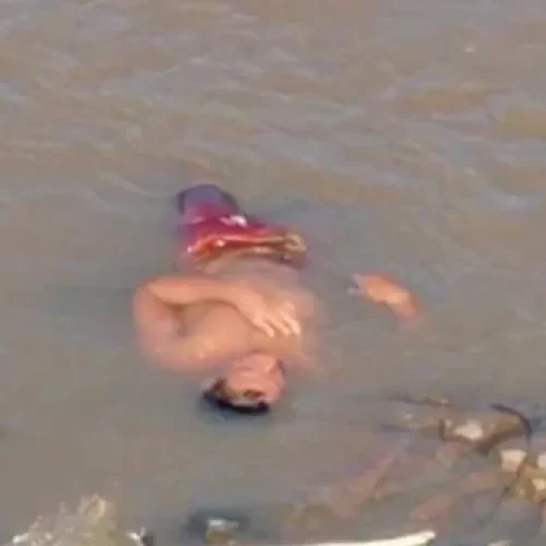 Homem desperta após “dormir” em rio na Bahia; bombeiros faziam resgate de corpo quando morador se mexeu