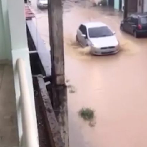 Fortes chuvas deixam ruas alagadas em Ilhéus, no sul da Bahia