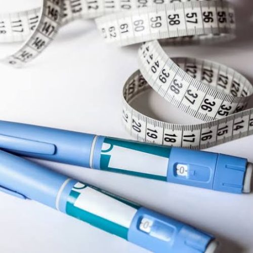 Receitas de canetas emagrecedoras passam a ser retidas em farmácias a partir desta segunda-feira