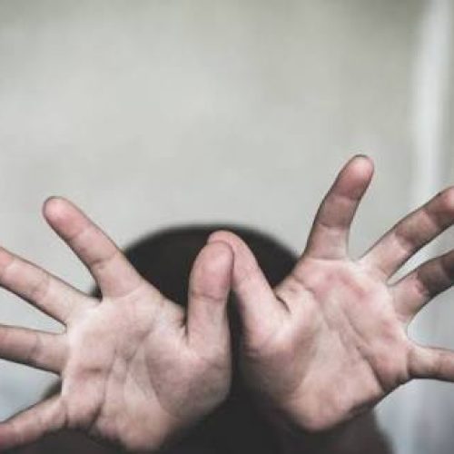 Jovem de 14 anos, sofre estupro após encontro marcado em rede social, em Coité