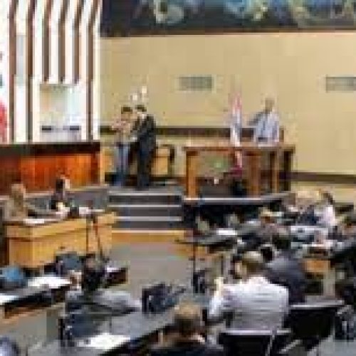 Alba aprova isenção de IPVA para veículos elétricos de até R$ 300 mil