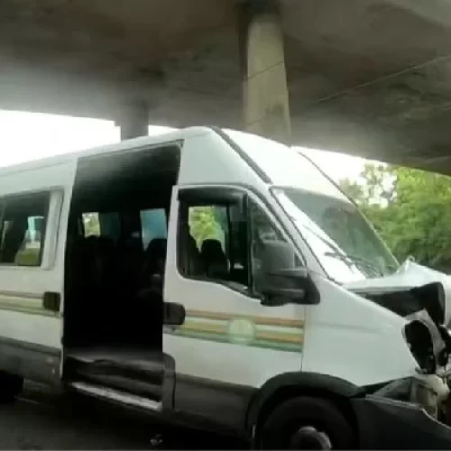 Van colide com ônibus e 20 pessoas ficam feridas na BR-324 em Salvador