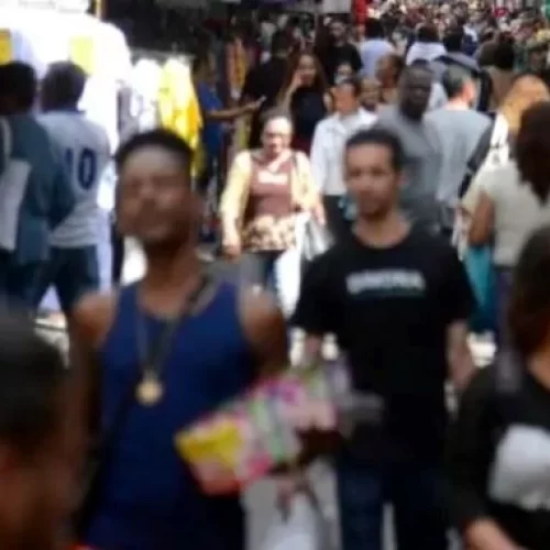 Pretos e pardos são 55% da população, mas 69% vivem sem esgoto adequado, segundo Censo 2022