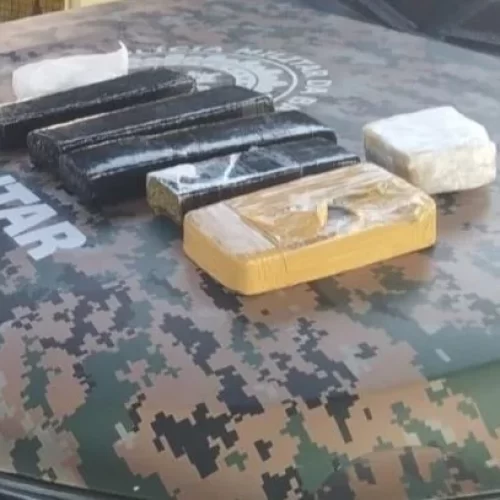 Passageira de 19 anos é presa com drogas em ônibus na BR-116 em Feira de Santana