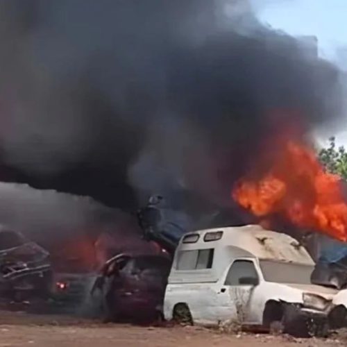 Incêndio destrói veículos apreendidos e ambulâncias sucateadas em garagem da Prefeitura de Livramento de Nossa Senhora