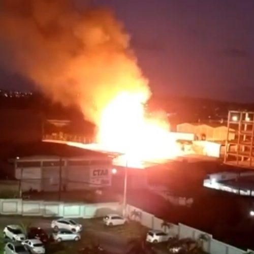 Depósito pega fogo em Lauro de Freitas, região metropolitana de Salvador