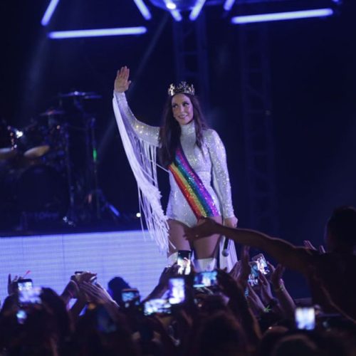 Assista: Ivete Sangalo muda refrão de ‘Chupa Toda’ em festival gay e agita público