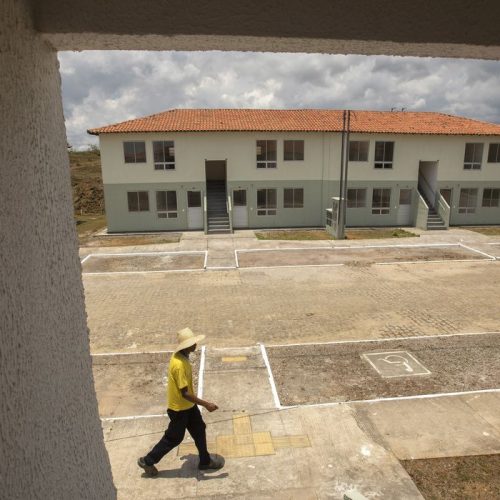 Santo Amaro da Purificação (BA), 13/02/2023 - Um homem é visto caminhado no complexo de apartamentos que presidente Luiz Inacio Lula da Silva entregará, cerca de 2.745 unidades do Minha Casa, Minha Vida, em Santo Amaro (BA).
Presidente também irá anunciar a retomada das obras de 5.562 moradias para a população de baixa renda, no maior programa de habitação do país nas últimas décadas.
Foto: Joédson Alves/Agência Brasil